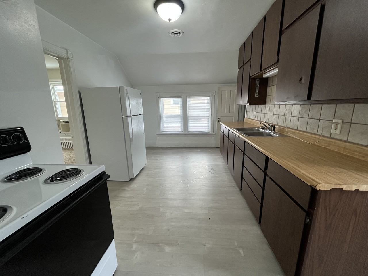 722 S 22nd St Uppr - Photo 3 of 11