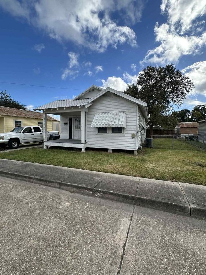 431 Columbus St - Photo 2 of 16