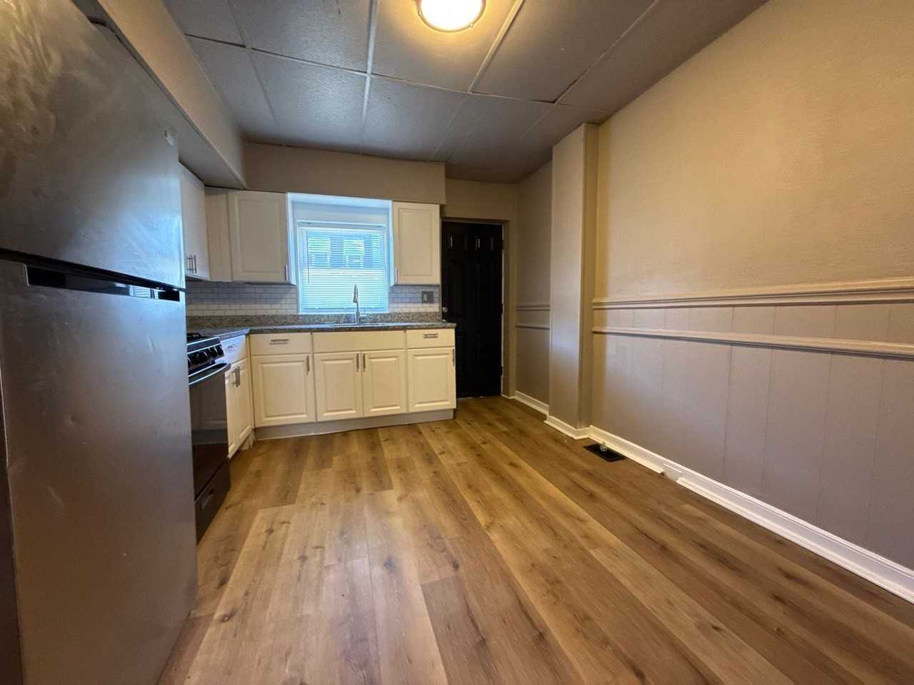 820 N Curley St - Photo 4 of 17