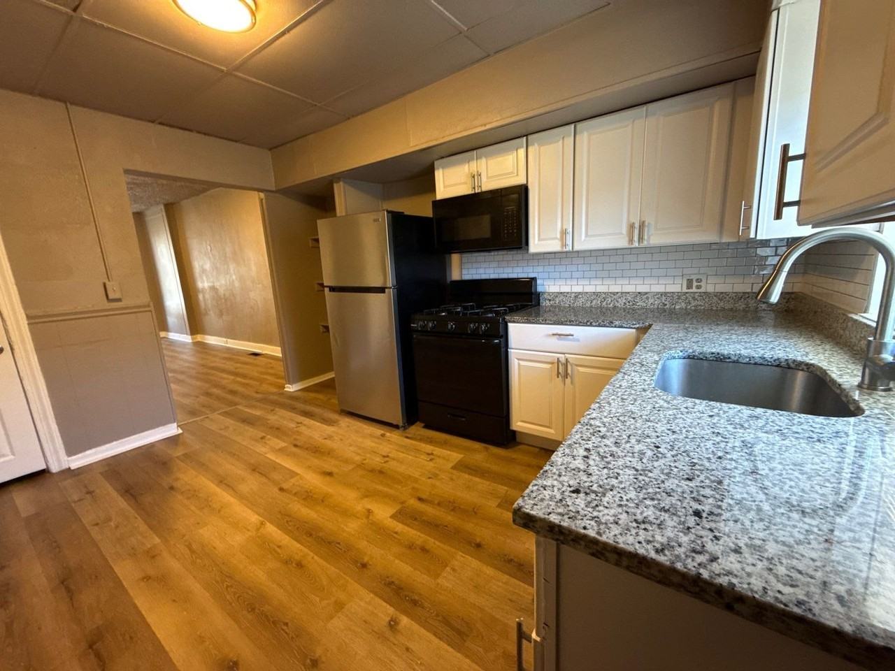 820 N Curley St - Photo 5 of 17