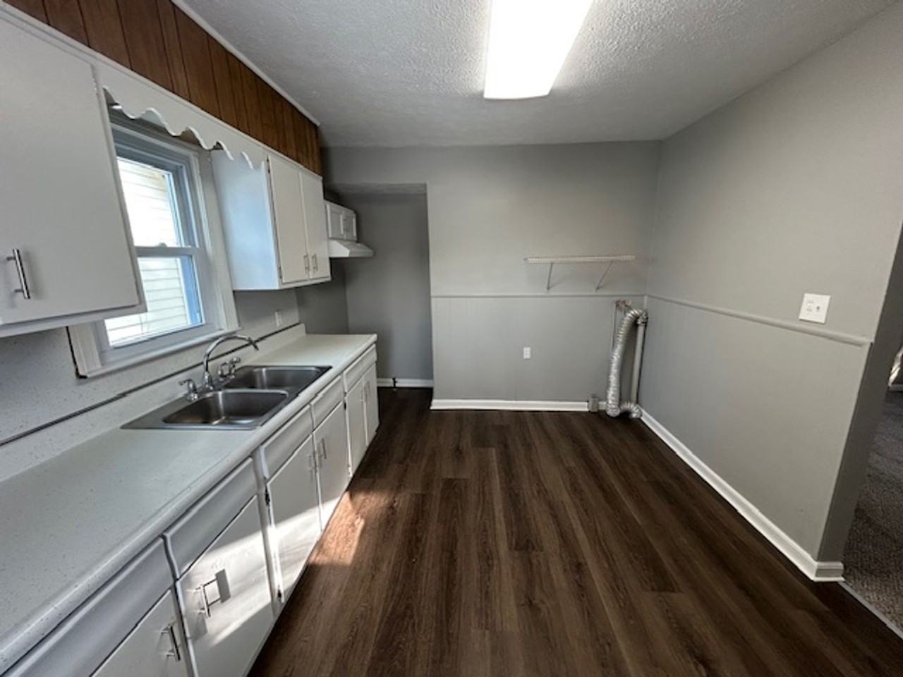 939 W 22nd St - Photo 3 of 13