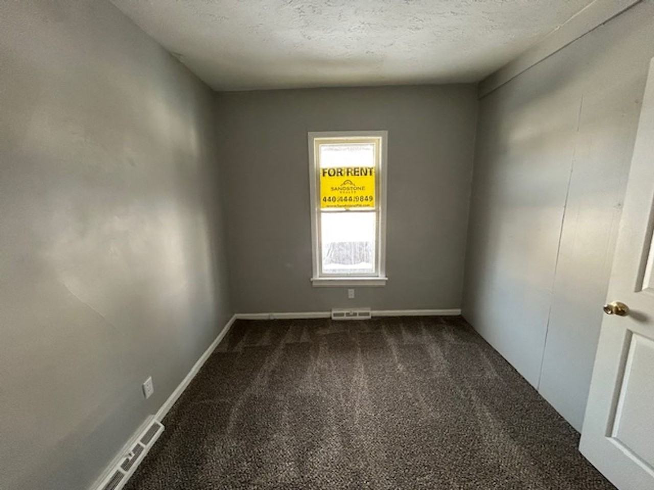 939 W 22nd St - Photo 6 of 13