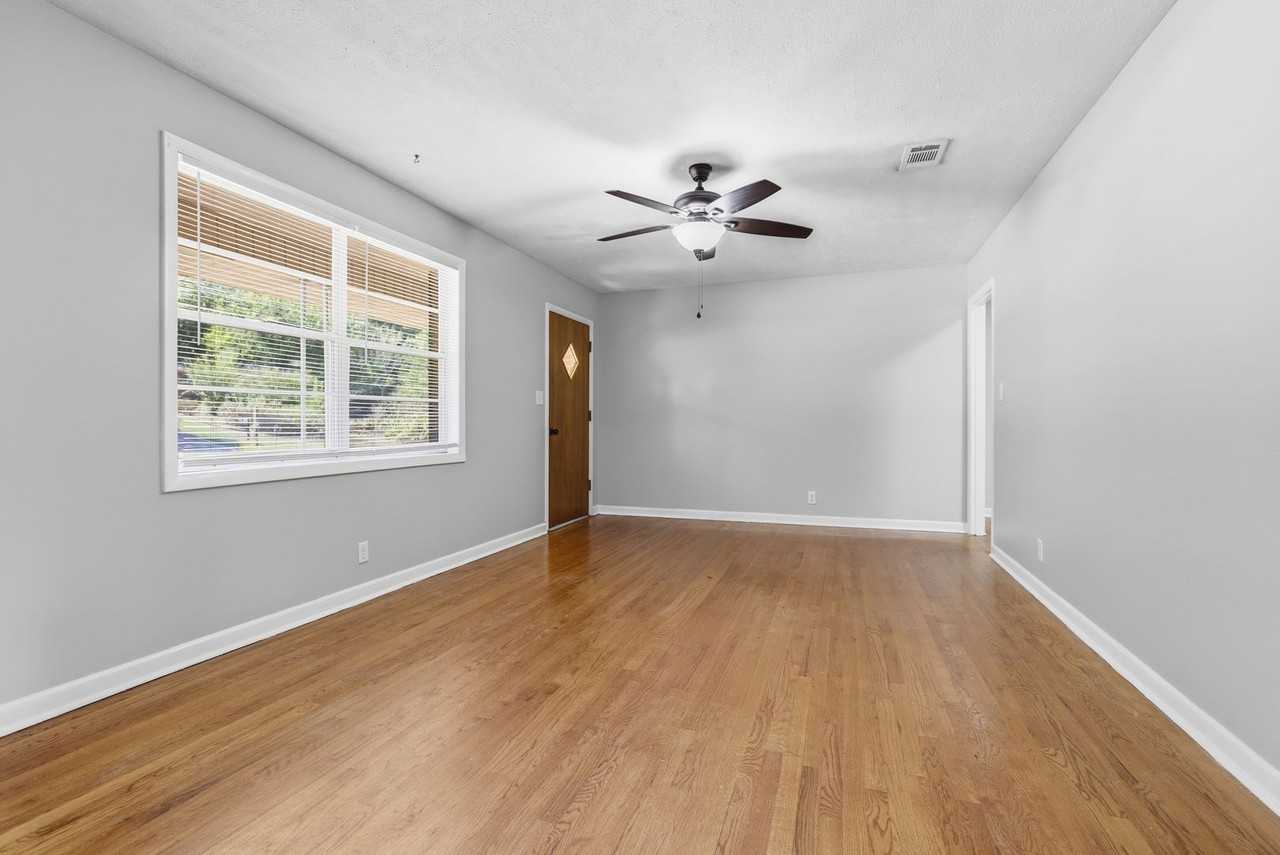 802 28th St - Photo 4 of 15