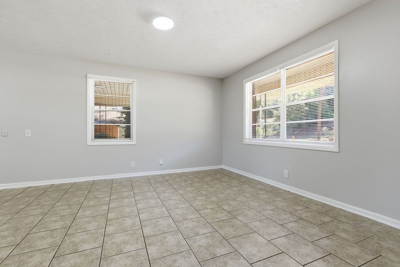 802 28th St - Photo 6 of 15