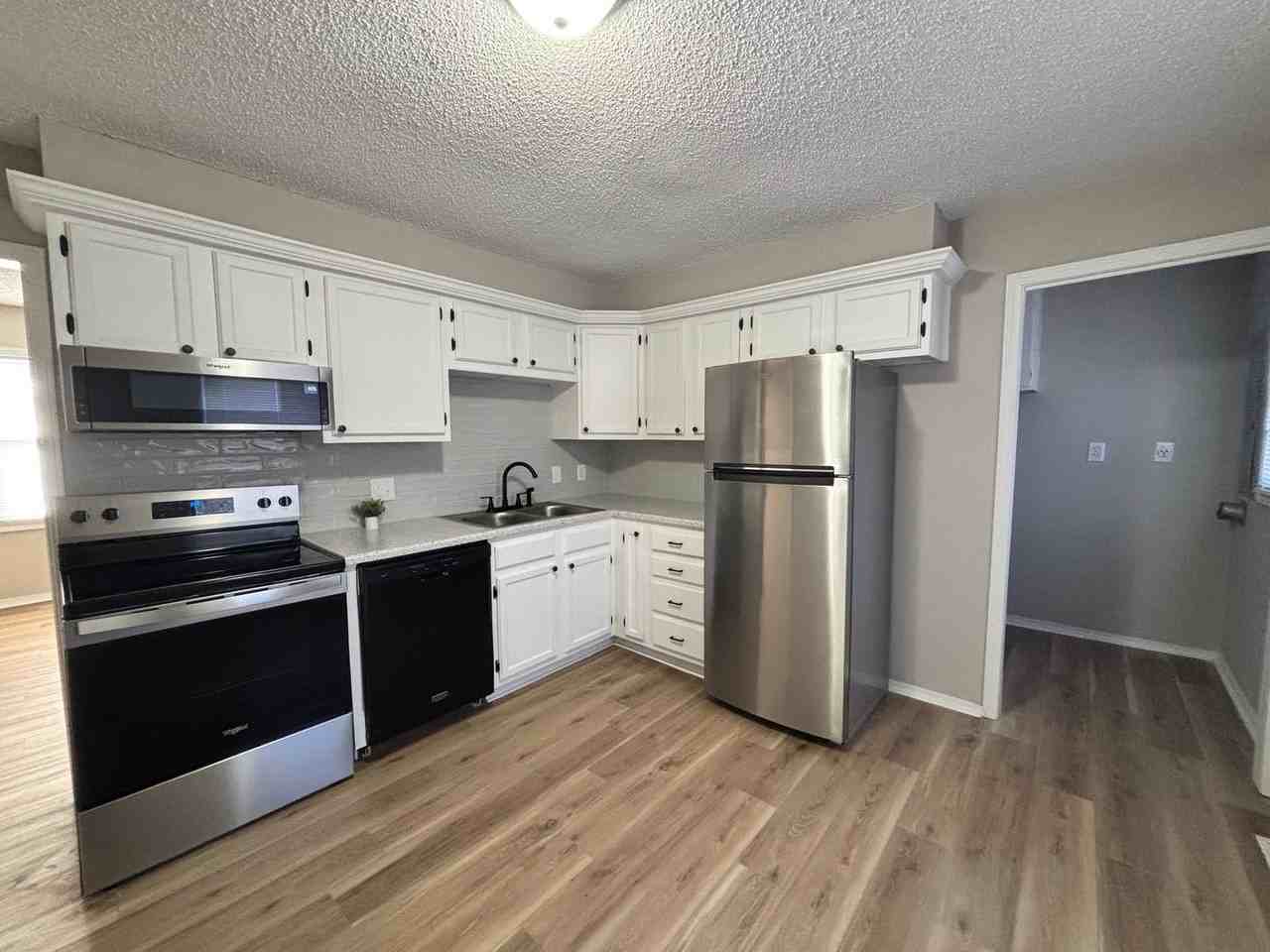 6610 S Osage Ct - Photo 2 of 9