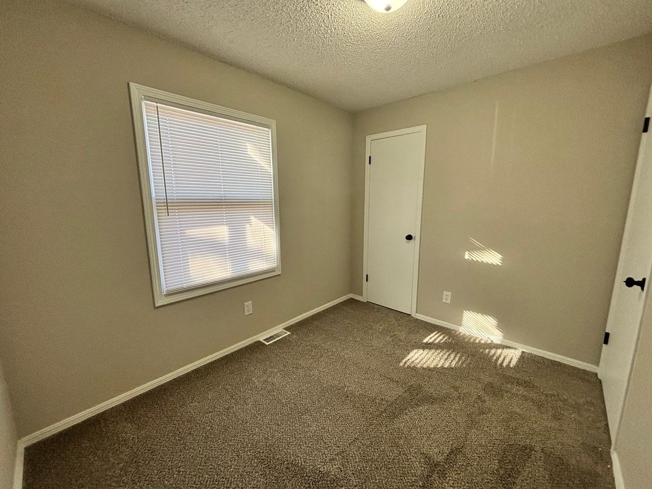 6610 S Osage Ct - Photo 7 of 9