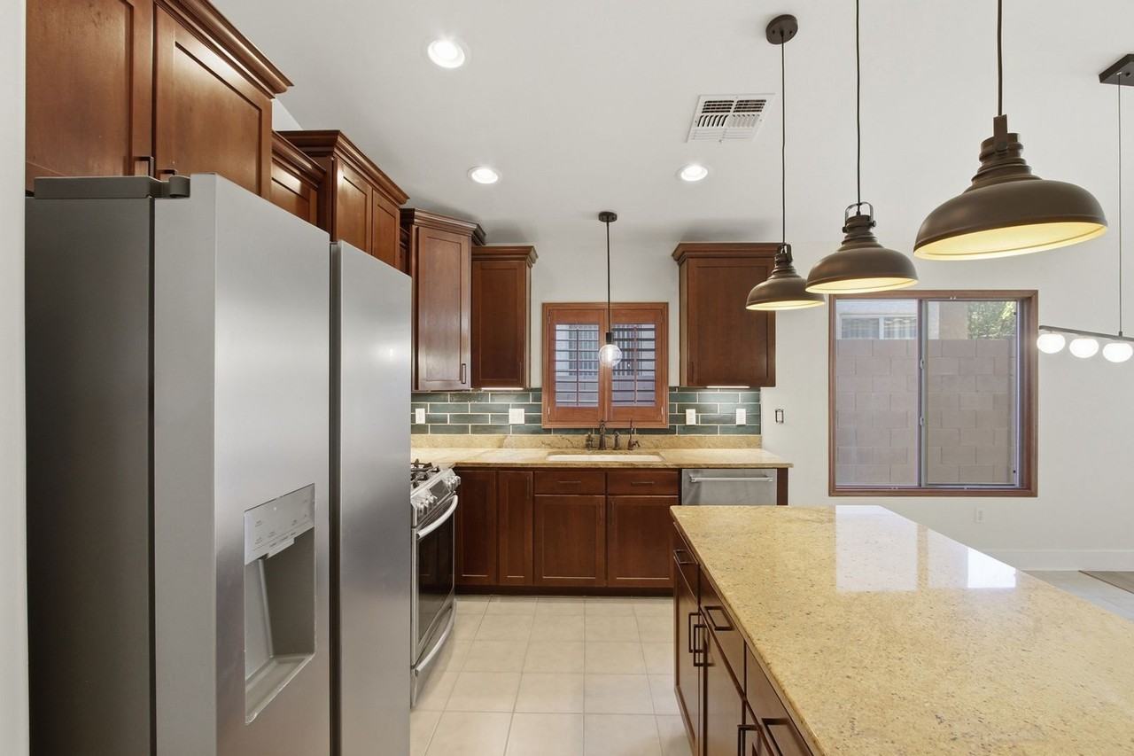 114 S Beyerville Pl - Photo 4 of 37