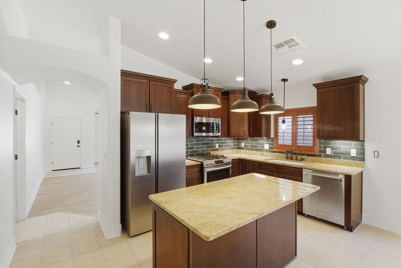 114 S Beyerville Pl - Photo 7 of 37