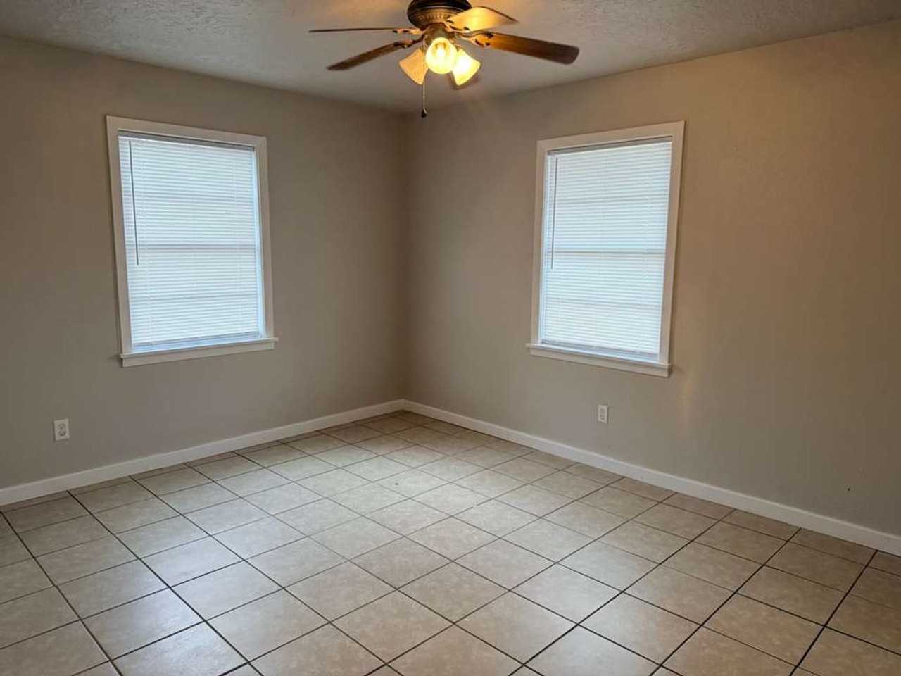 435 Beech St - Photo 6 of 8