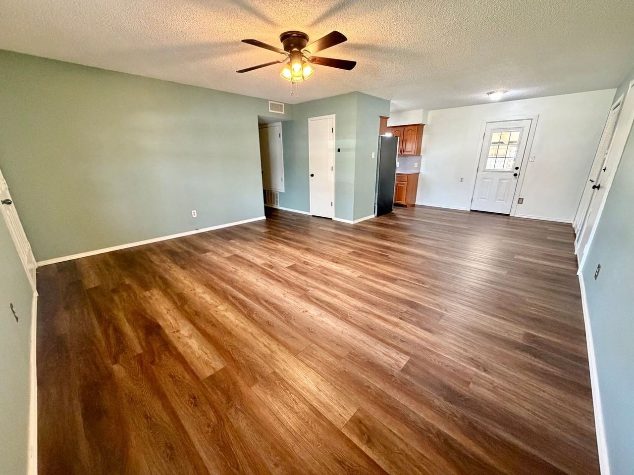 904 Hillside Dr - Photo 3 of 32