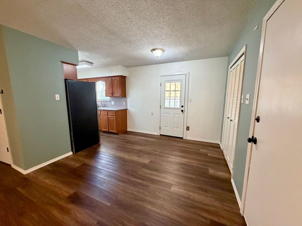 904 Hillside Dr - Photo 4 of 32