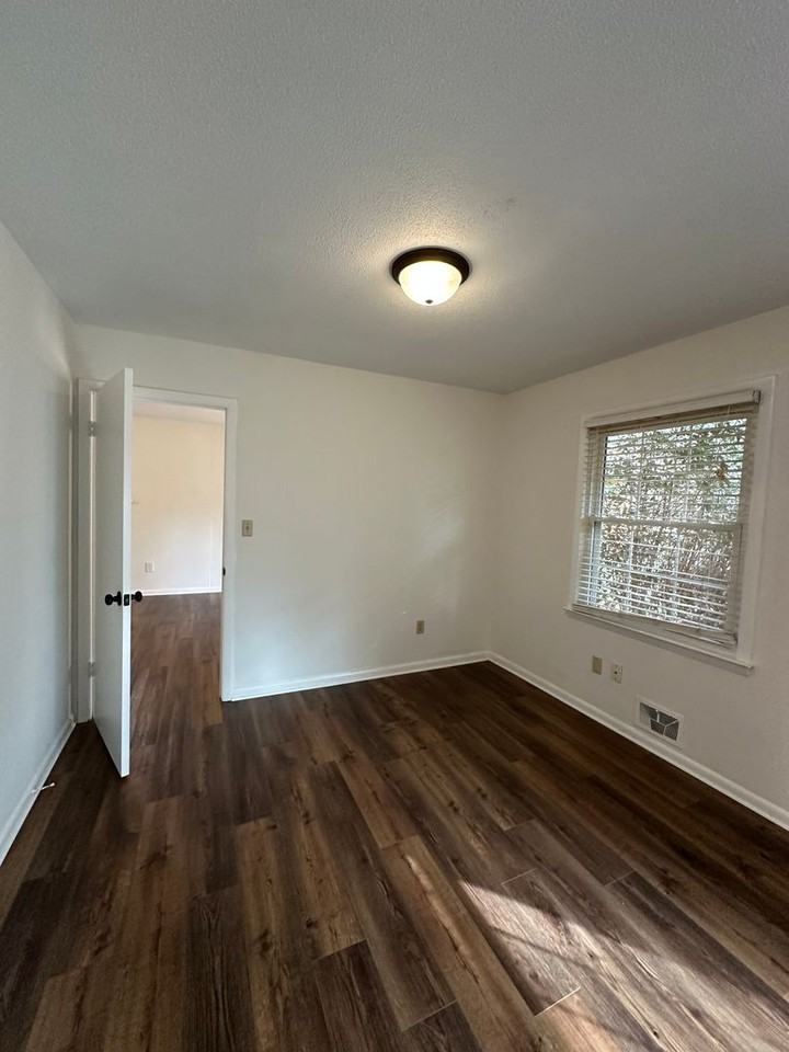 115 Stafford Dr - Photo 4 of 31