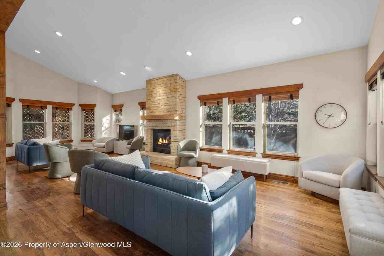 225 Juniper Ct - Photo 6 of 30