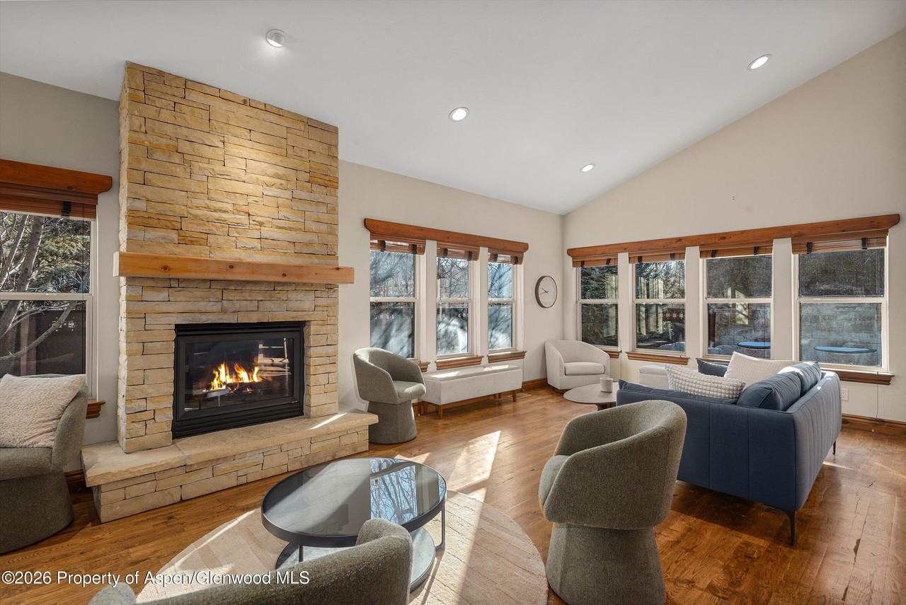 225 Juniper Ct - Photo 7 of 30