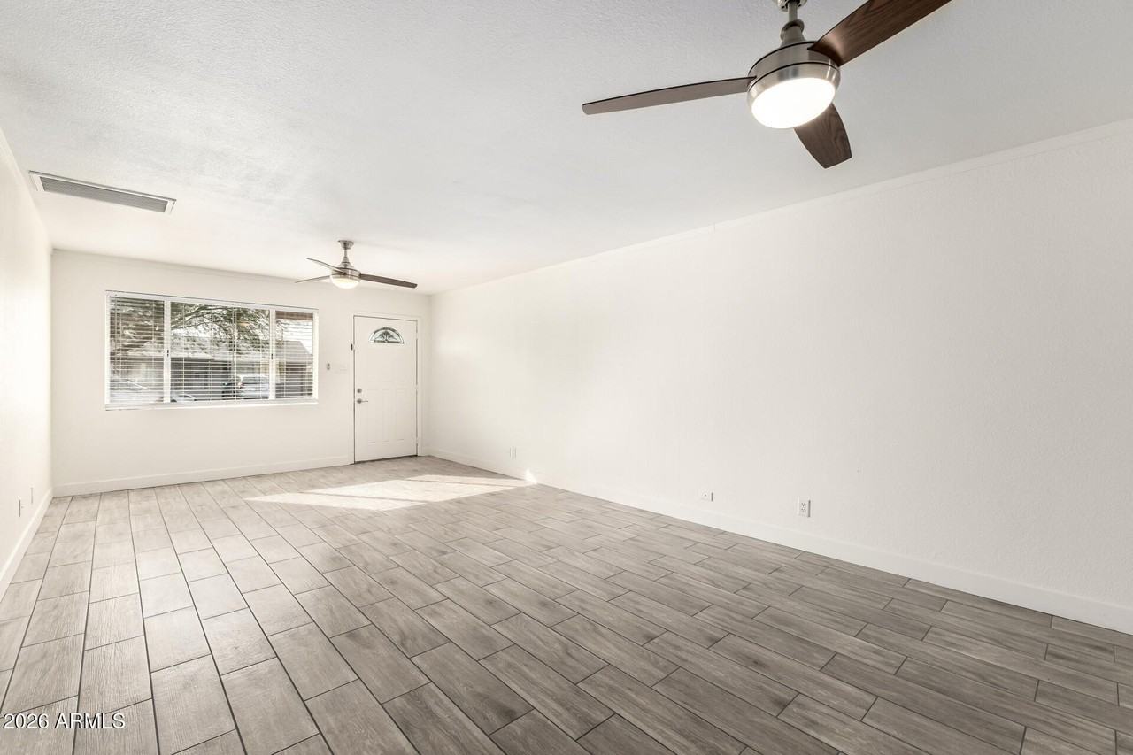 3920 W Harmont Dr - Photo 5 of 31