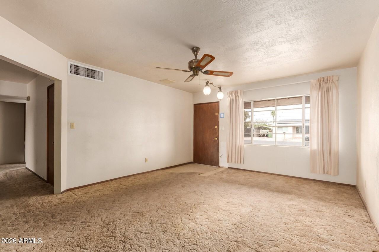 1125 E 11th St - Photo 4 of 46