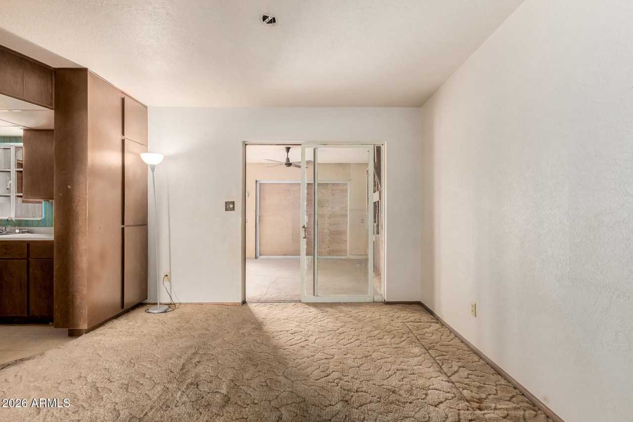 1125 E 11th St - Photo 5 of 46