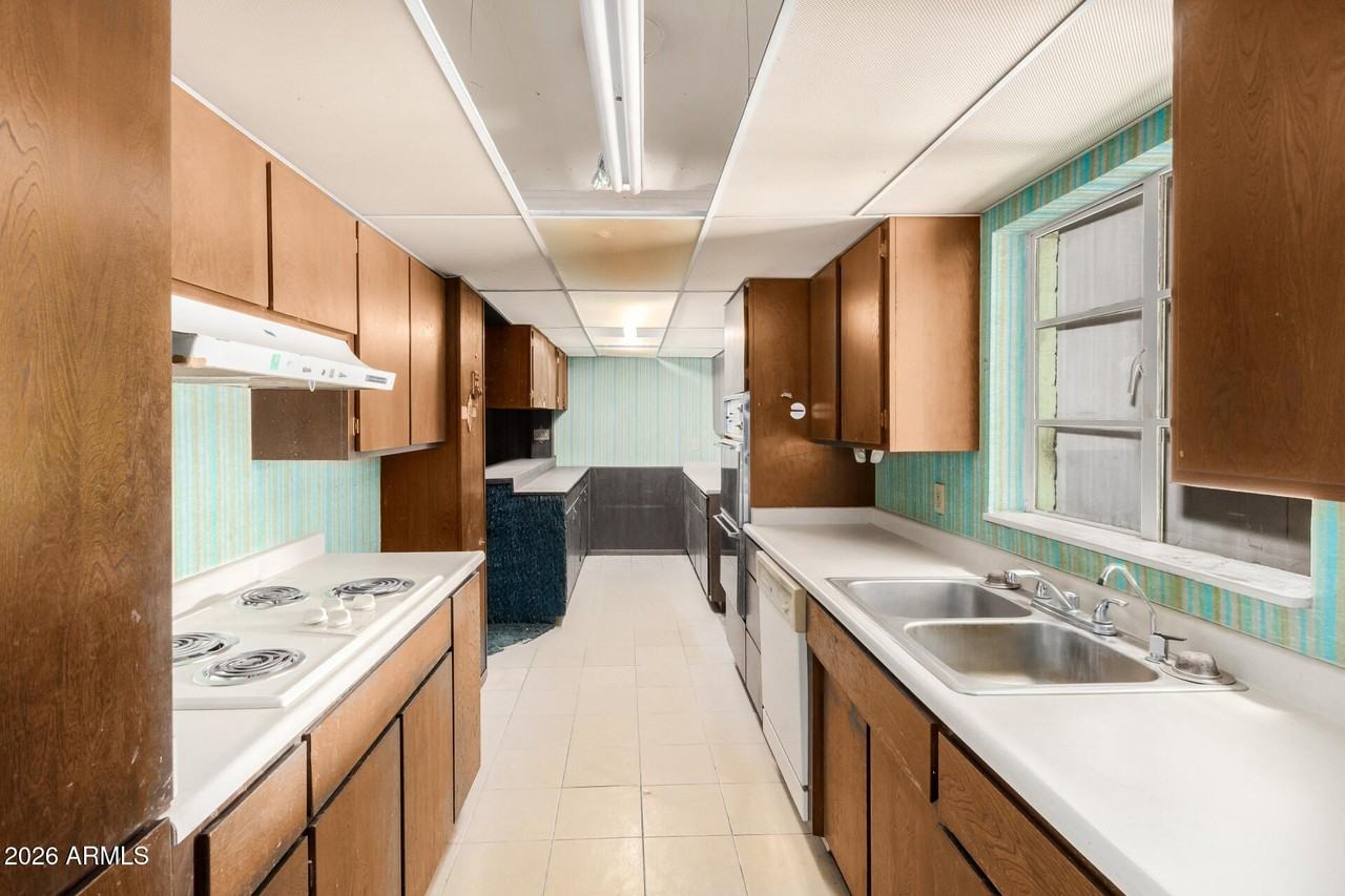 1125 E 11th St - Photo 6 of 46