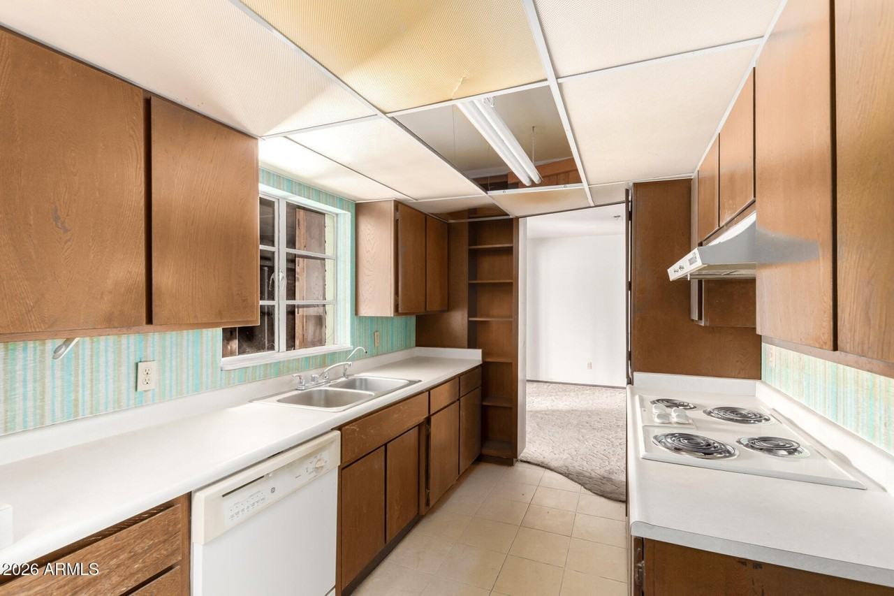 1125 E 11th St - Photo 7 of 46