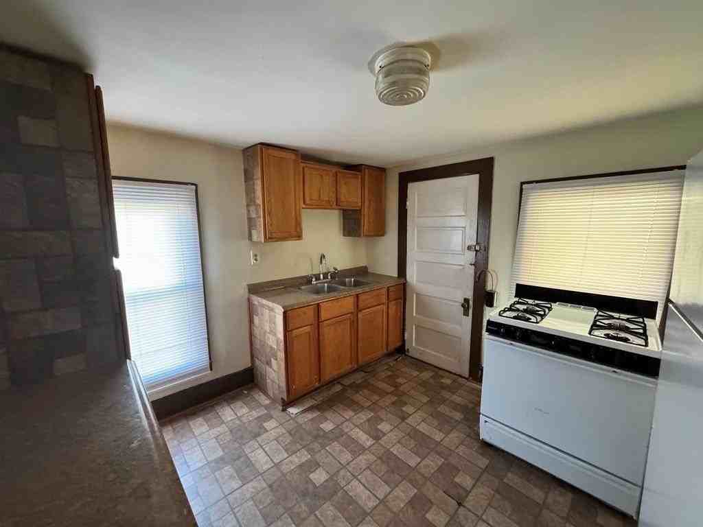 339 E Market Street Ext unit: Upper - Photo 6 of 9