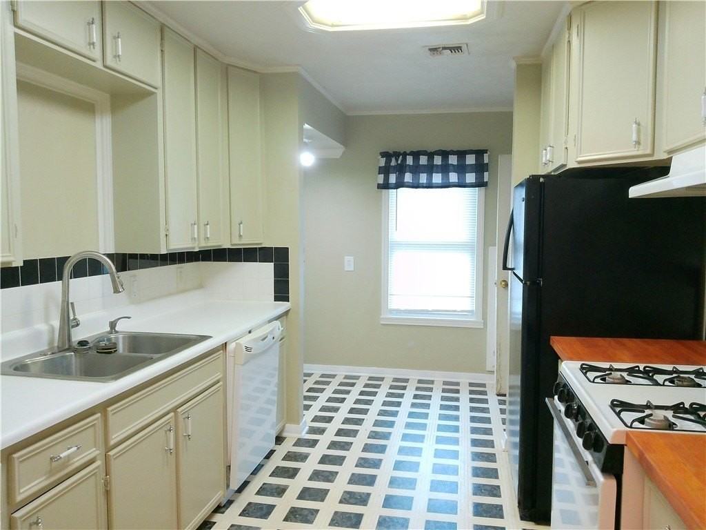 3425 Monterrey St - Photo 4 of 19