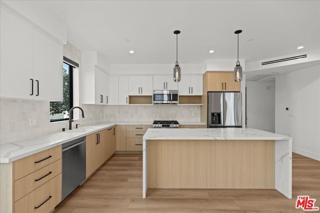 4825 Satsuma Ave Unit 2 #2 - Photo 3 of 18