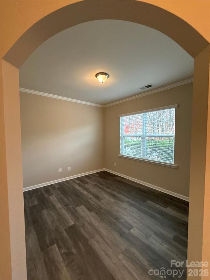 1121 Wainscott Dr - Photo 3 of 21