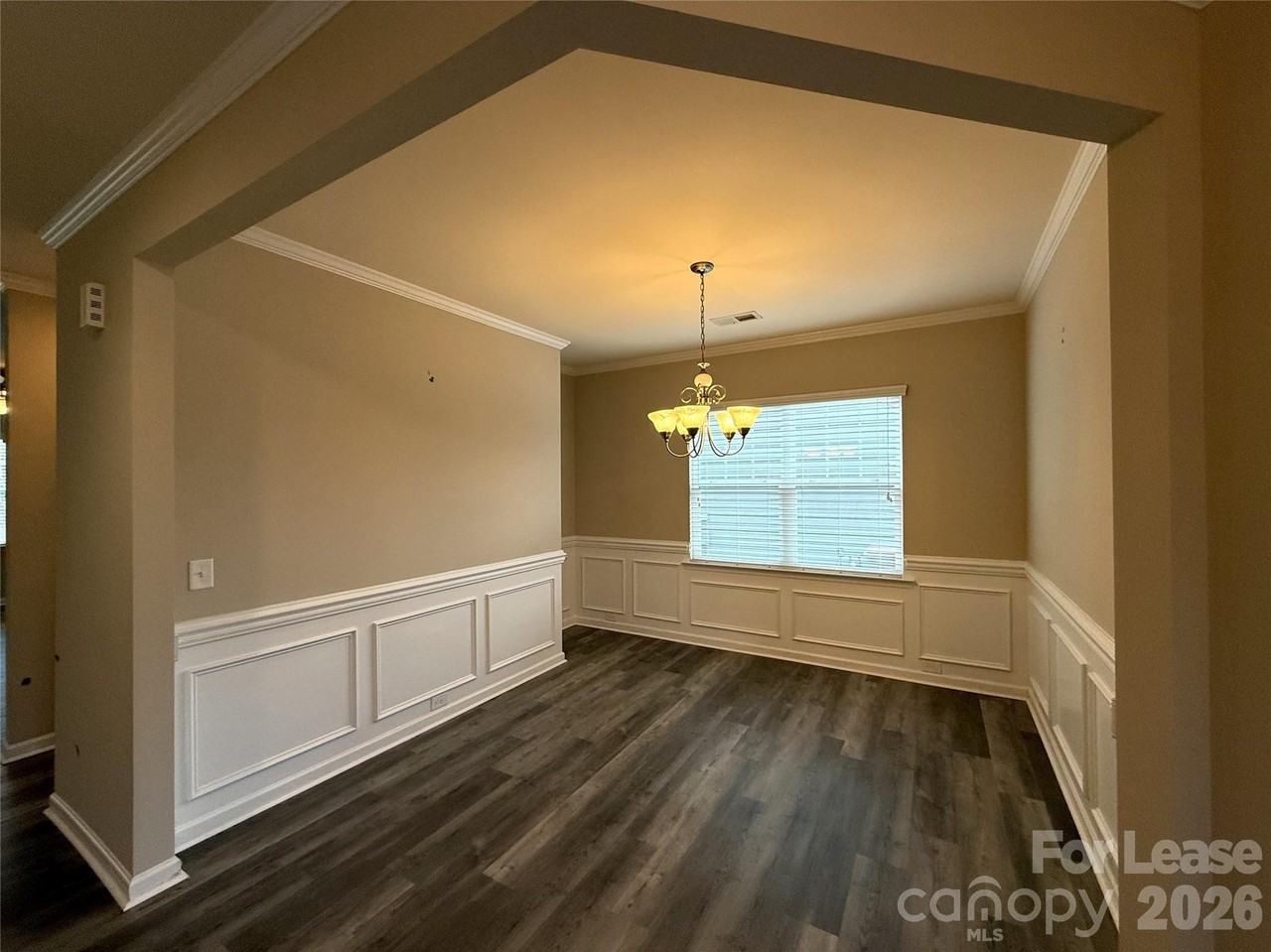 1121 Wainscott Dr - Photo 5 of 21