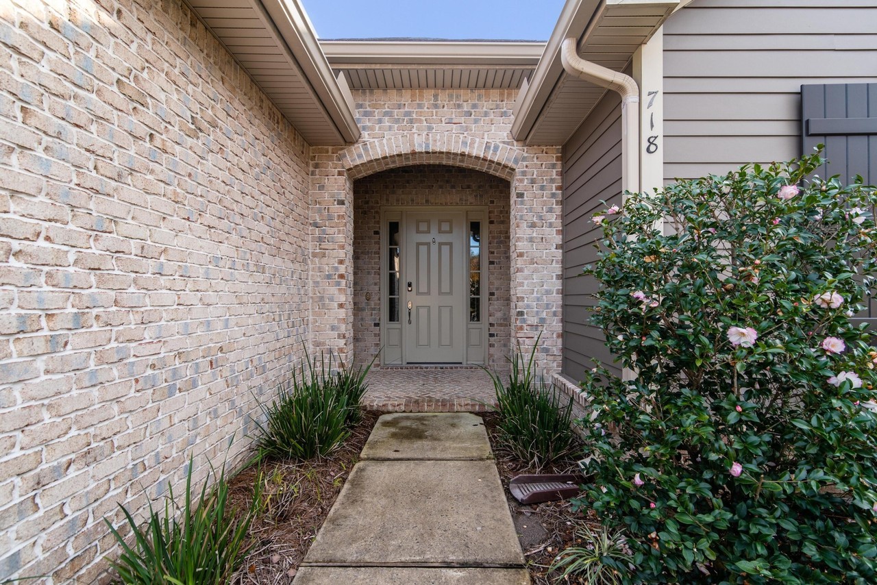 718 Woods Dr - Photo 3 of 50