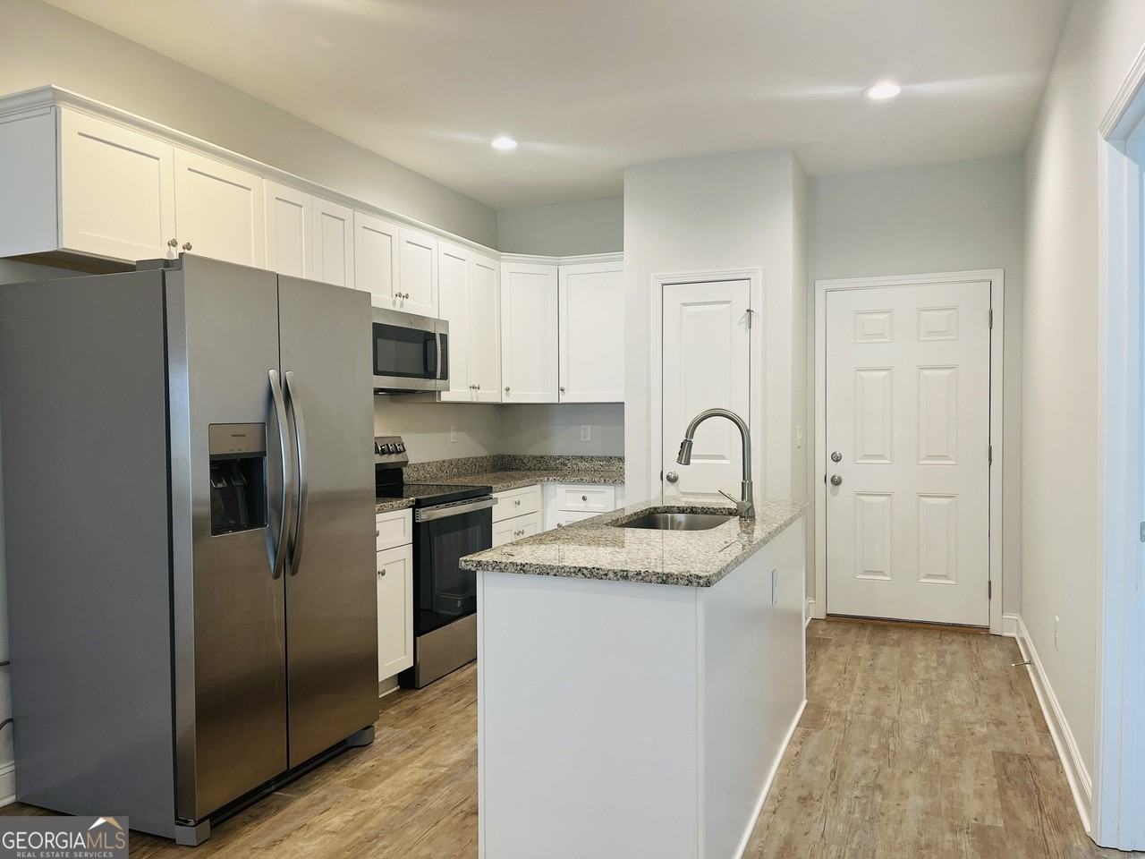 110 Lenox Cir - Photo 4 of 23