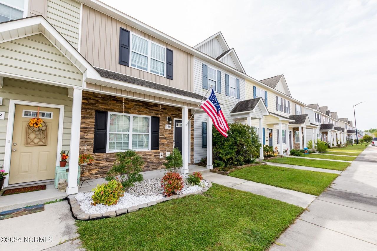 530 Oyster Rock Ln - Photo 3 of 31