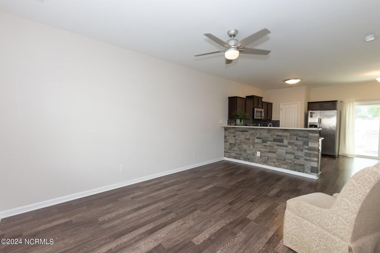 530 Oyster Rock Ln - Photo 5 of 31