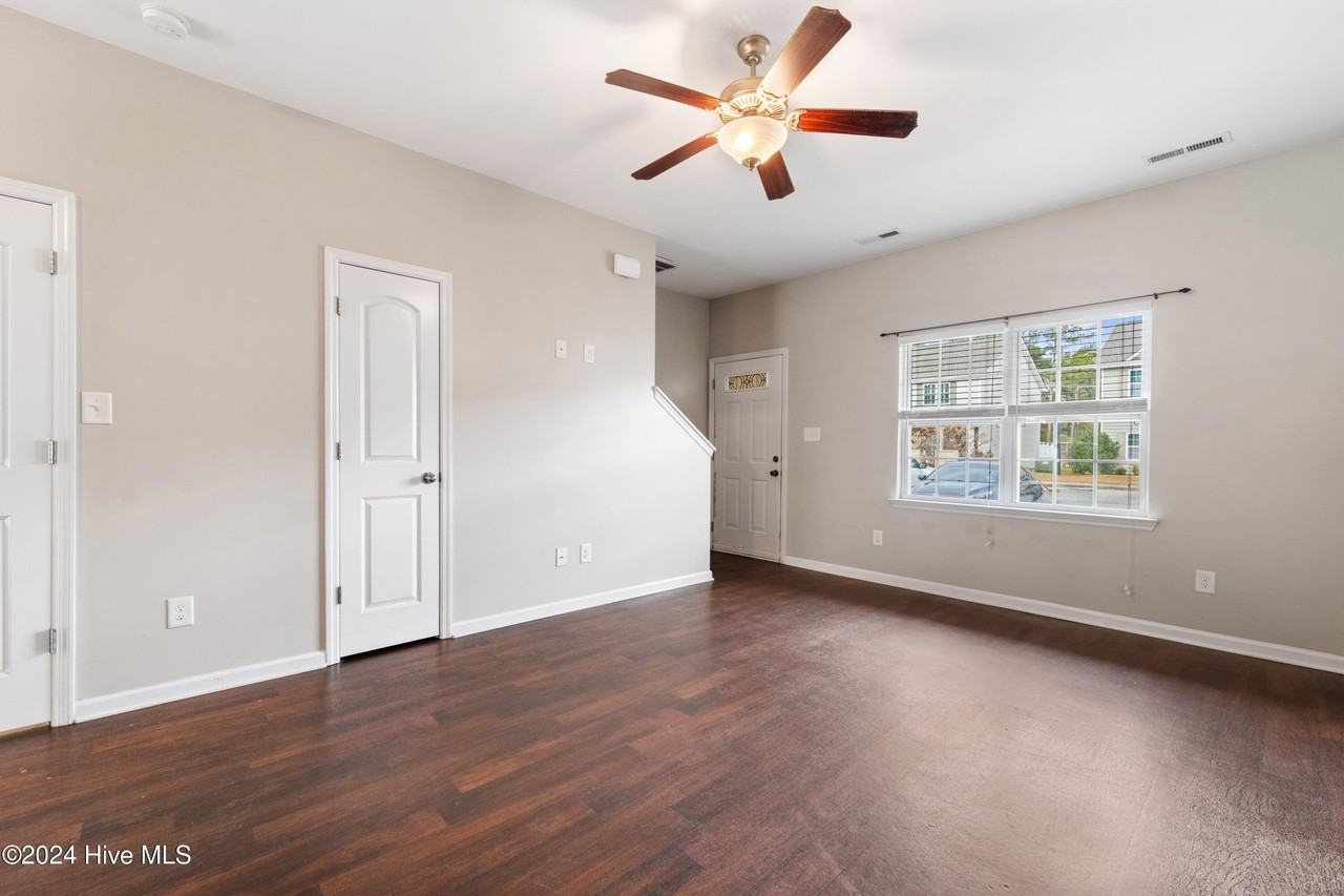 512 Oyster Rock Ln - Photo 4 of 17