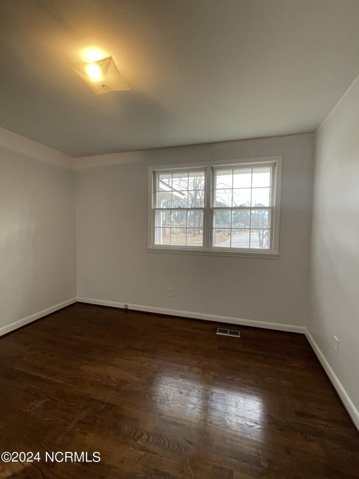 315 Brookview Dr - Photo 2 of 13