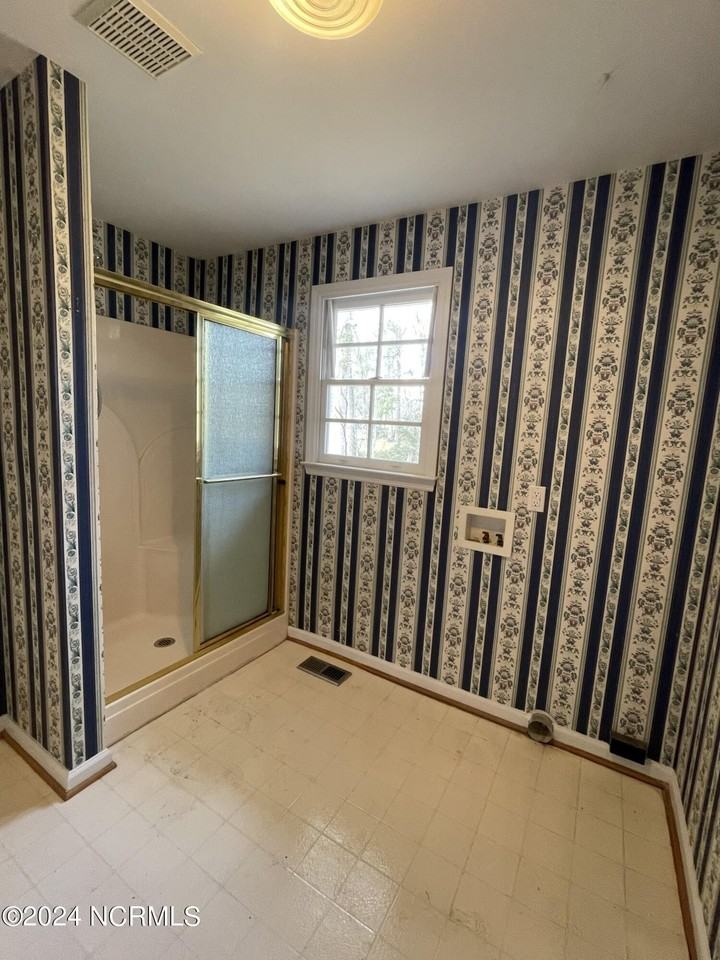 315 Brookview Dr - Photo 3 of 13