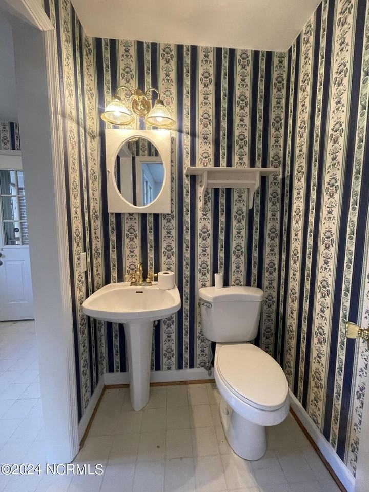 315 Brookview Dr - Photo 5 of 13