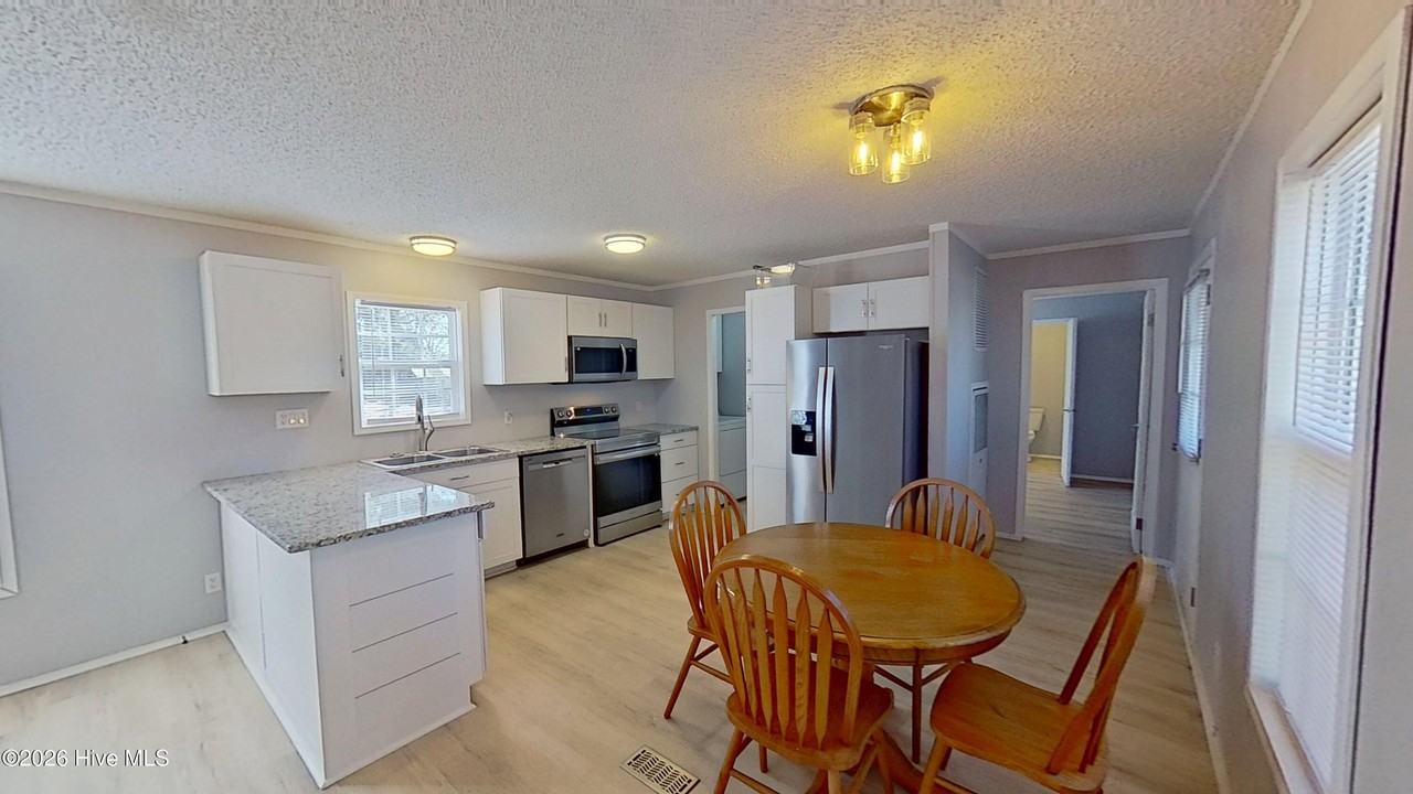 337 Dwight St - Photo 5 of 25