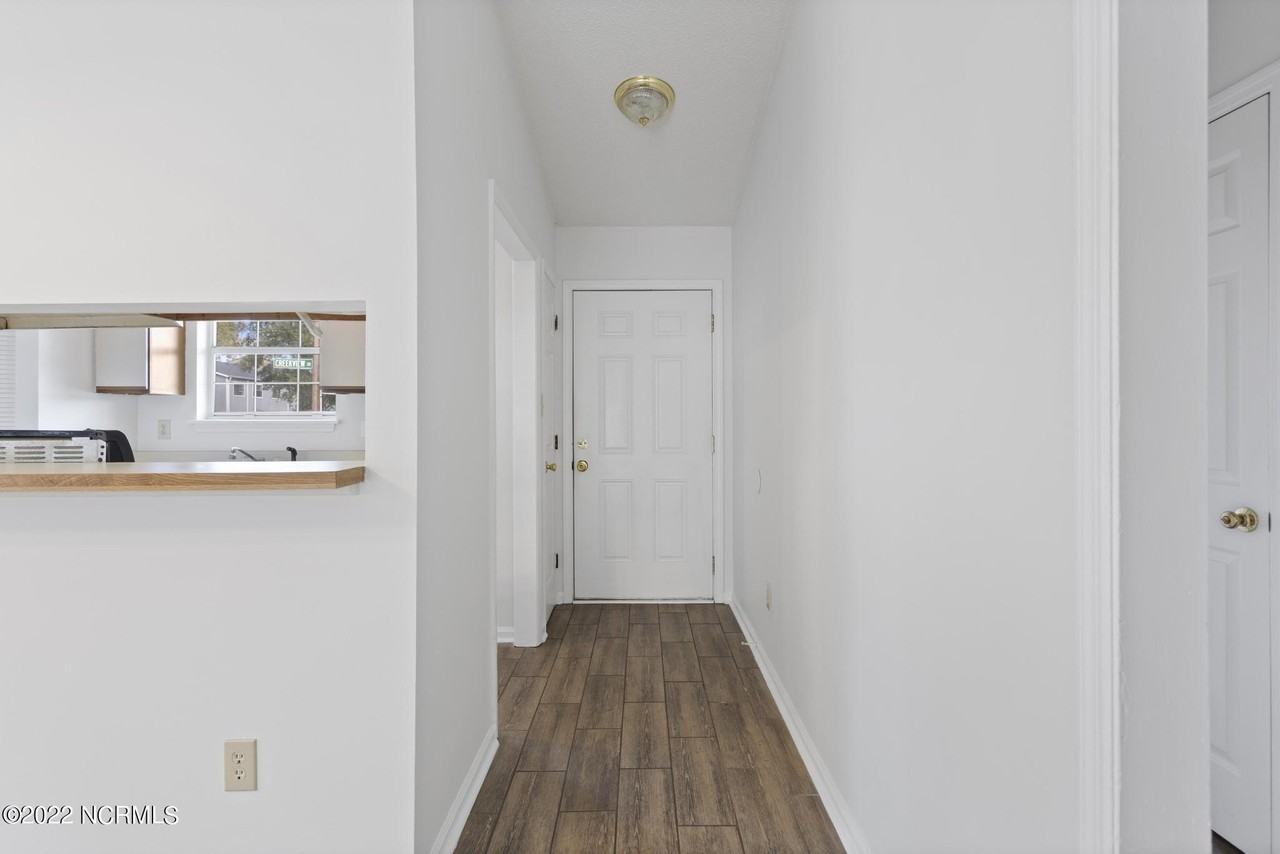 100 Creekview Dr - Photo 3 of 22