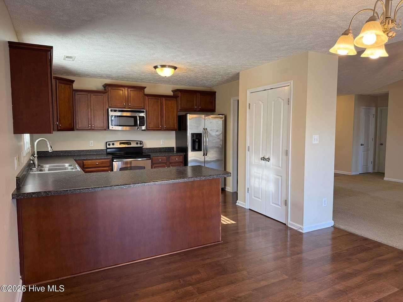 712 Radiant Dr - Photo 5 of 16