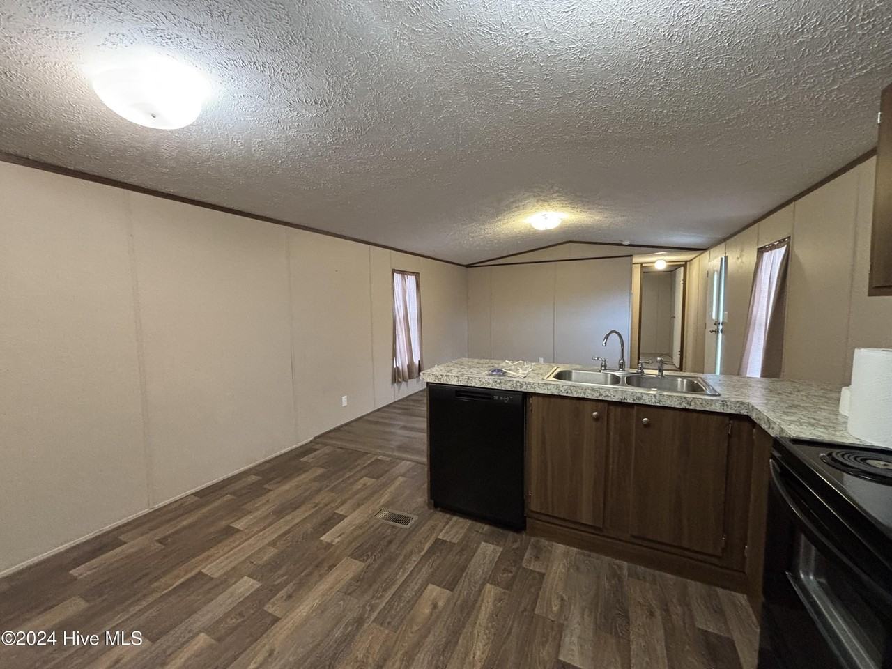 109 N Queens St - Photo 4 of 20