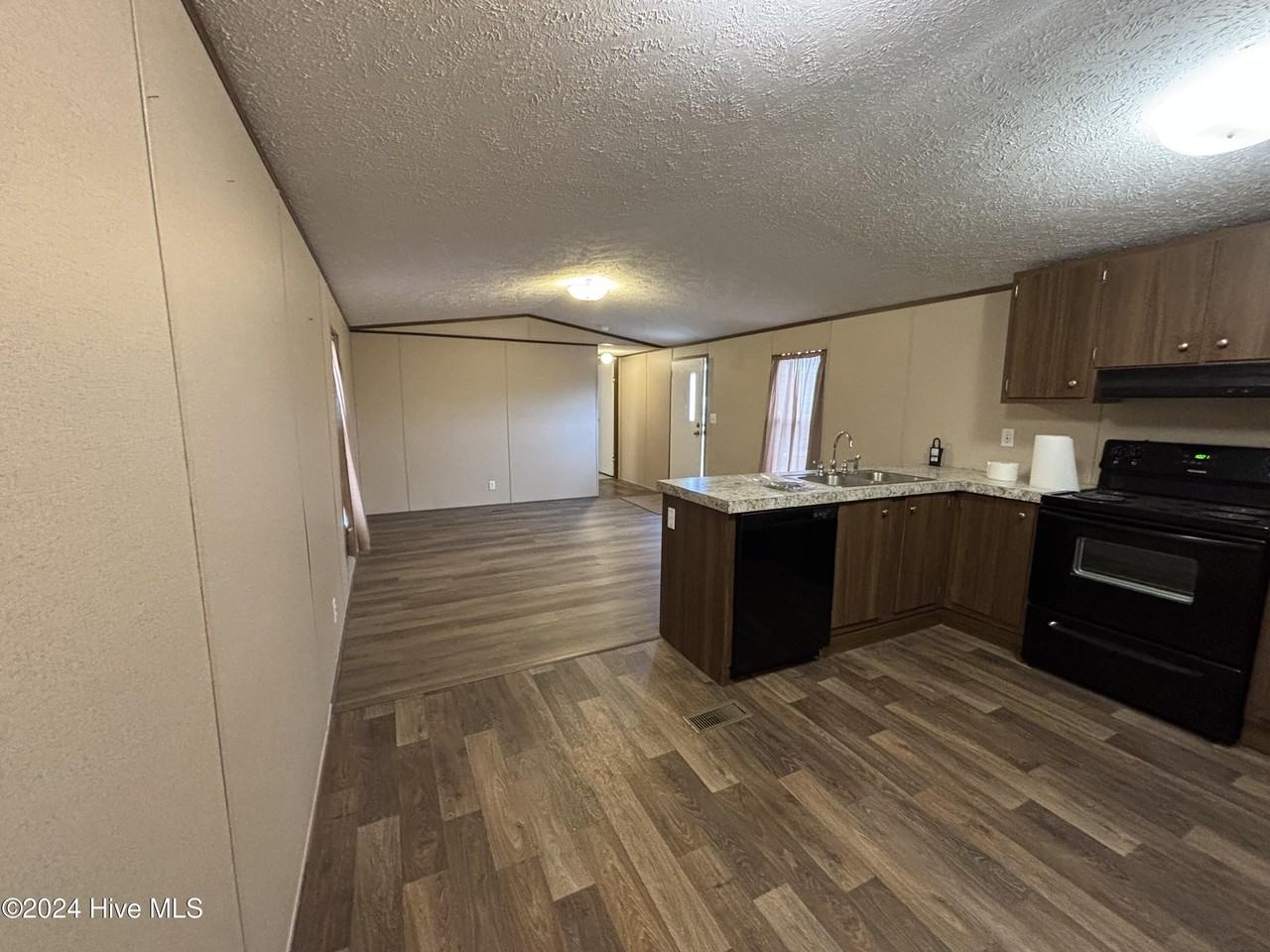 109 N Queens St - Photo 5 of 20