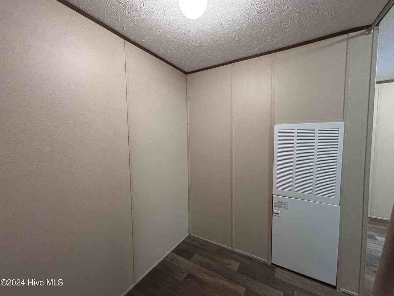 109 N Queens St - Photo 7 of 20