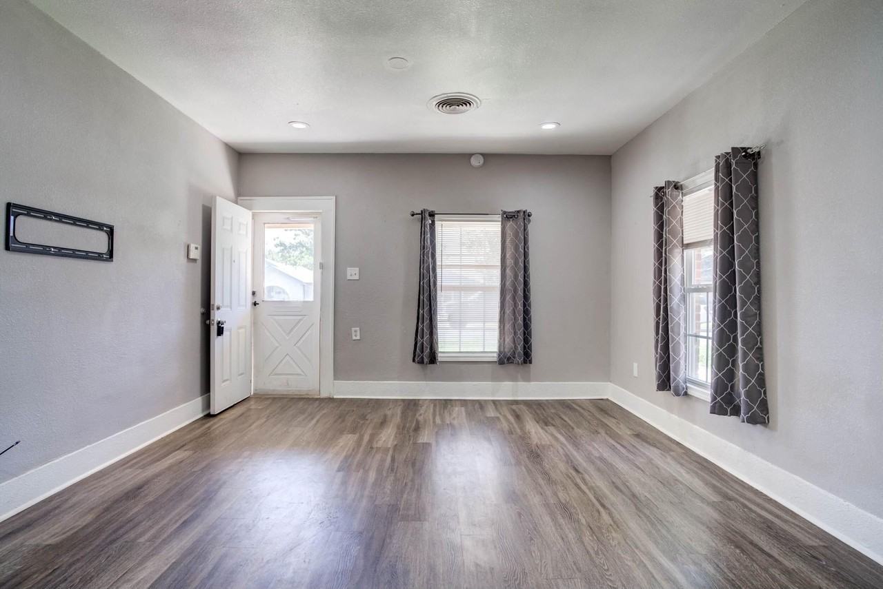 1922 26th St - Photo 2 of 19