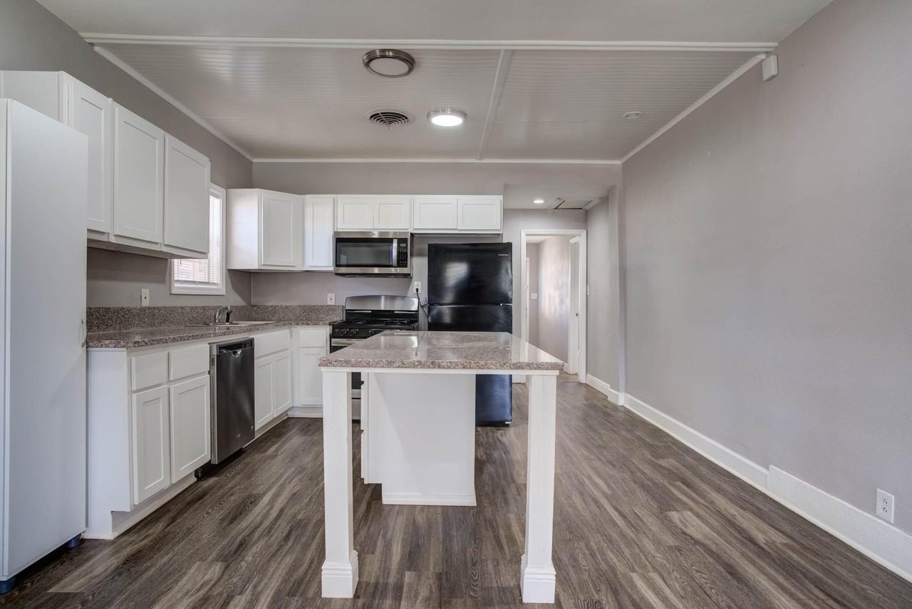 1922 26th St - Photo 4 of 19