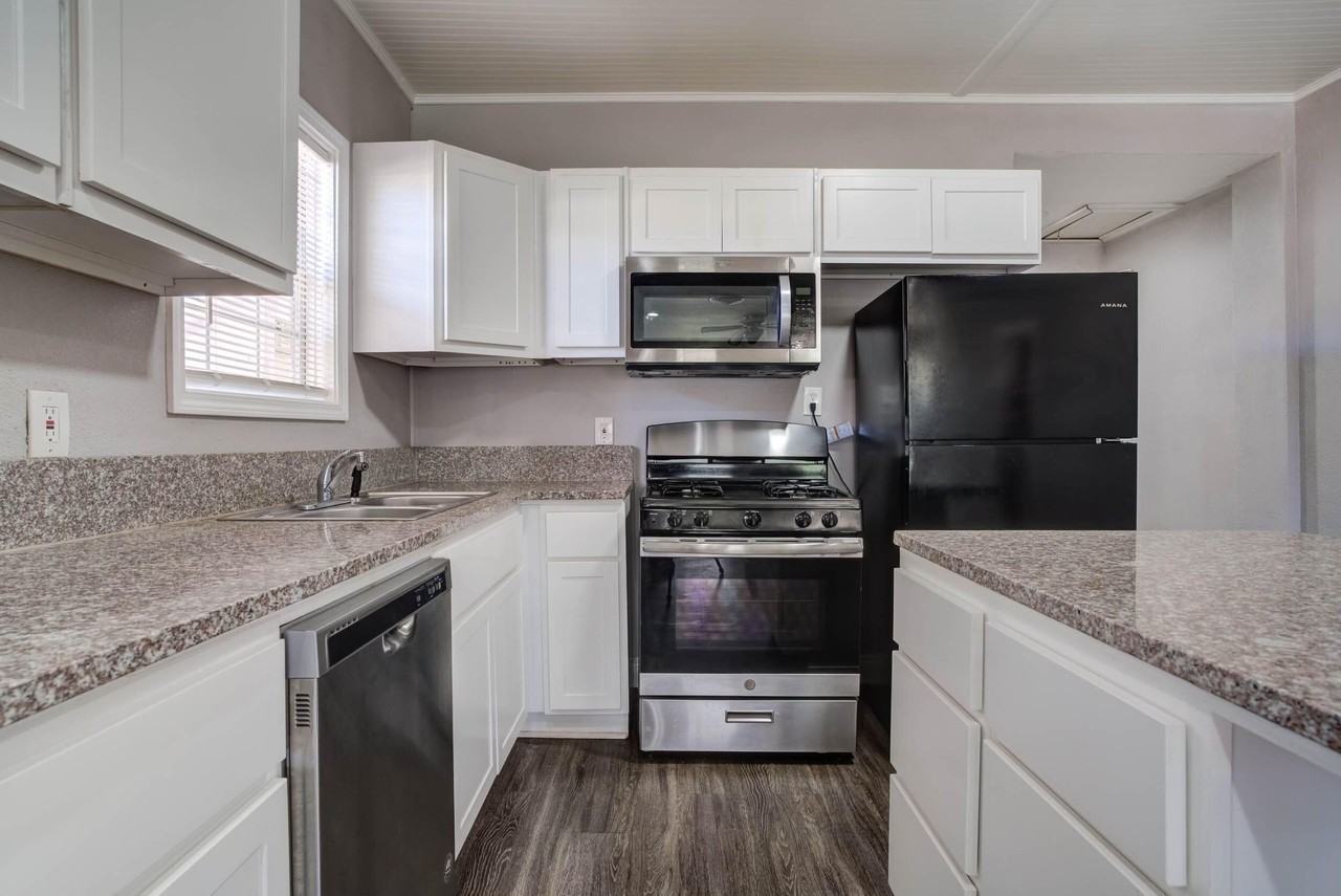 1922 26th St - Photo 5 of 19