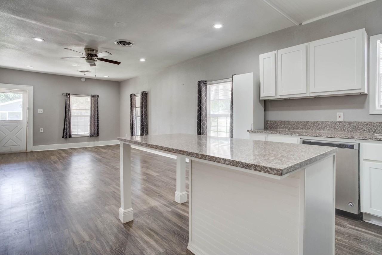 1922 26th St - Photo 6 of 19