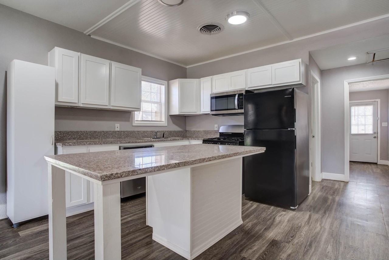 1922 26th St - Photo 7 of 19