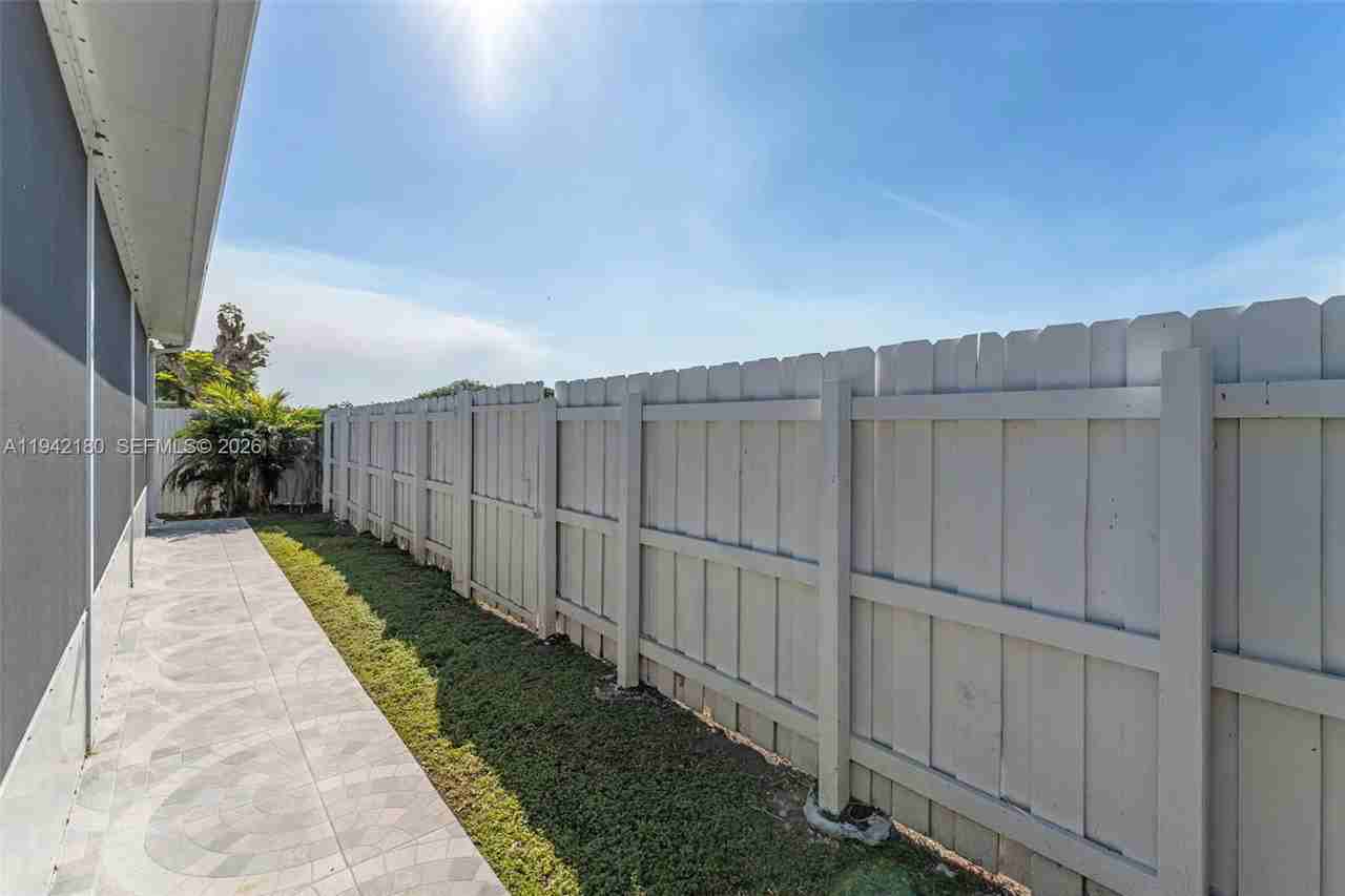 Ne 3rd Ct - Photo 4 of 8