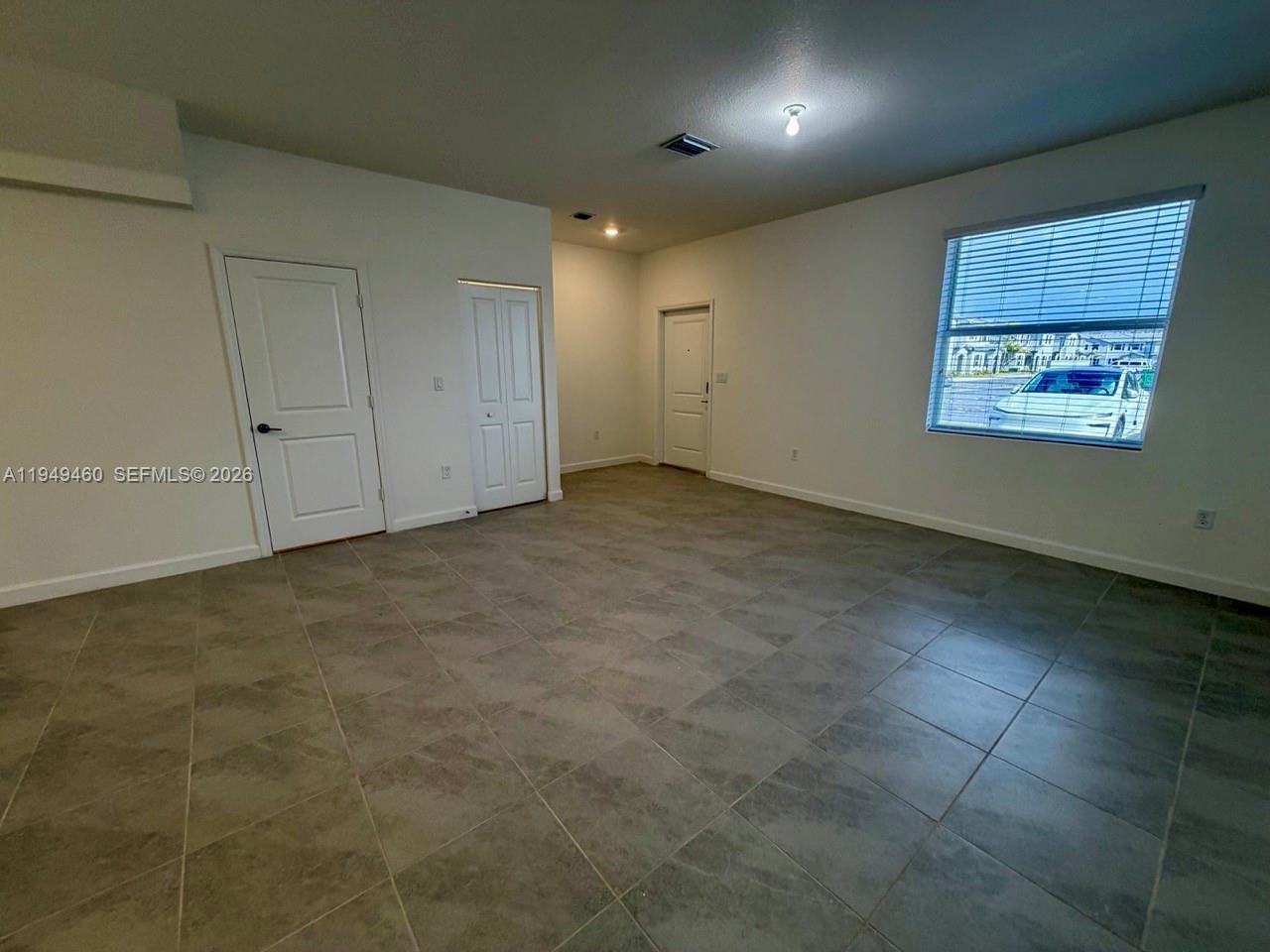 2540 SE 10th Court - Photo 3 of 8