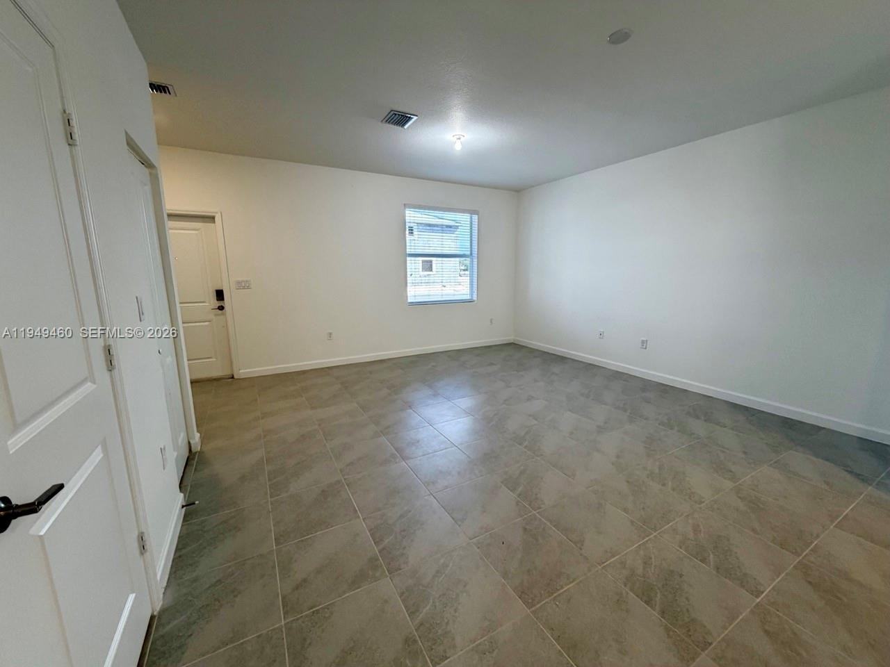 2540 SE 10th Court - Photo 4 of 8